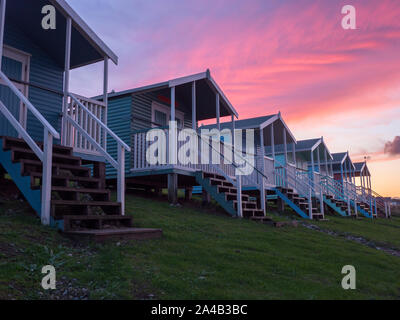 Münster am Meer, Kent, Großbritannien. 13. Oktober, 2019. UK Wetter: Einen traumhaften Sonnenuntergang hinter Strandhütten in Münster am Meer, Kent an diesem Abend. Credit: James Bell/Alamy leben Nachrichten Stockfoto