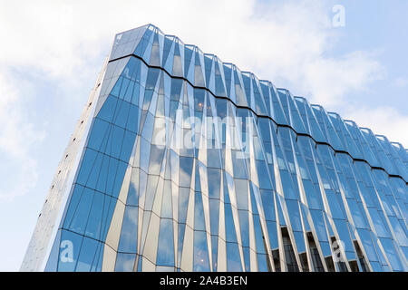 Glas Kristall Windows. Clear Glass Curtain Wall. Oben auf Brüstungs Fassade. Ecke und Attika von modernes Gebäude. Stockfoto