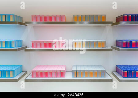 Volle Regal von bunten Schachteln. Stapel von Kartons. Anzeige von Reihe Blau, Gelb und Rosa. Stockfoto