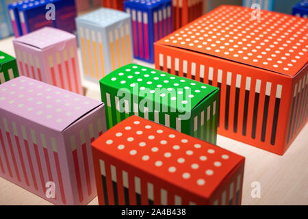 Volle Stand von bunten Schachteln. Stapel von Kartons. Anzeige Regal der Zeile Blau, Gelb und Rosa. Stockfoto