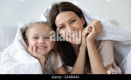 Kopf geschossen Portrait glückliche Mutter und Tochter im Bett Stockfoto