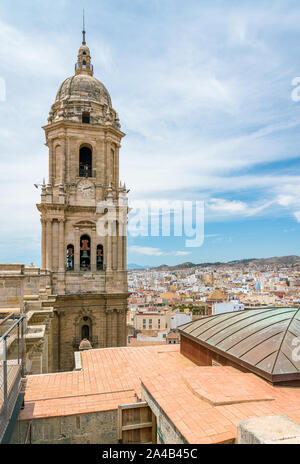 Panoramischer Anblick in Malaga von der Kathedrale auf dem Dach. Andalusien, Spanien. Stockfoto