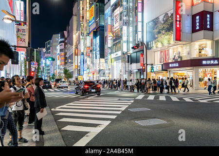 Tokio, Japan - OKTOBER 6, 2018. Menge Warten auf die Grüne Ampel an der Kreuzung in Tokio. Japaner sind, überqueren Sie die Straße J Stockfoto