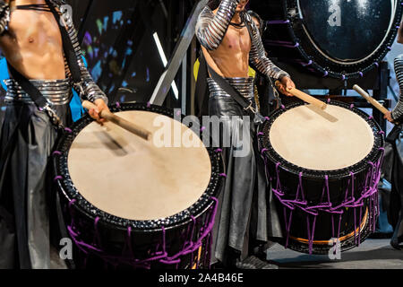 Ein trommler sind auf die Bühne. Musiker sind Trommeln auf der Trommel. Detailansicht des Menschen Hände, Schlagzeug und Percussion. Stockfoto