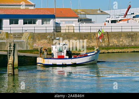 Fischerboot im Hafen von l'Herbaudière auf der Insel Noirmoutier en l'Ile in der Vendée in der Region Pays-de-la-Loire in Frankreich Stockfoto