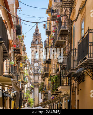 Malerische Anblick in Palermo mit der Kirche Sant'Ignazio all'Olivella im Hintergrund. Sizilien, Italien. Stockfoto