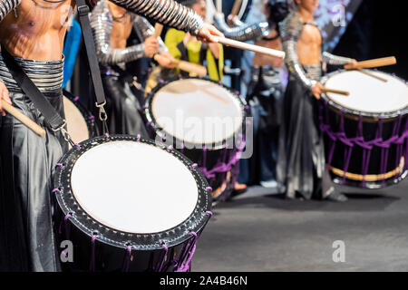 Ein trommler sind auf die Bühne. Musiker sind Trommeln auf der Trommel. Detailansicht des Menschen Hände, Schlagzeug und Percussion. Stockfoto