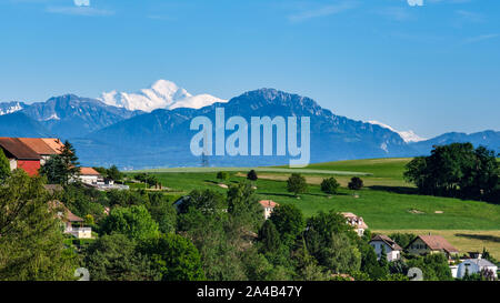 Blick auf den Mont Blanc aus einem Dorf in der Nähe von Lausanne in der Schweiz Stockfoto