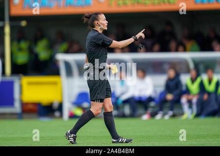 KINGSTON upon Thames, ENGLAND - Oktober 12: Schiedsrichter Rebecca Welch Austeilen eine gelbe Karte während der Super League Spiel der Barclay FA Frauen Frauen zwischen Chelsea und Arsenal Frauen an Kingsmeadow am 12. Oktober 2019 in Kingston upon Thames, England. (Foto von Daniela Porcelli/SPP) Credit: SPP Sport Presse Foto. /Alamy leben Nachrichten Stockfoto