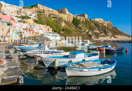 Panoramablick auf die wunderschöne Insel Procida, in der Nähe von Neapel, Kampanien, Italien. Stockfoto