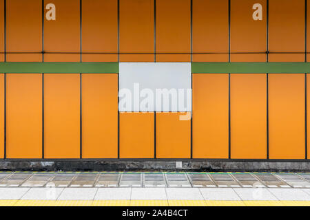 Reklametafeln U-Wandbild Blank isoliert weißer Clipping Plakat in einem U-Bahnhof der U-Bahn. Stockfoto