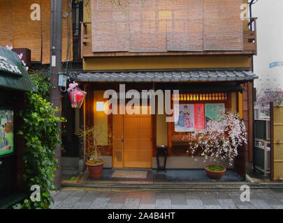 Miyagawacho in Kyoto ist eines der Geishas Bezirke der Stadt. Stockfoto