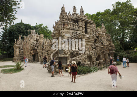 Besucher vor der Ideale Palace (Le Palais idéal) entworfen von französischer Briefträger Ferdinand Cheval und von 1876 bis 1912 bauen in Valence, Frankreich. Achtung: Dieses Bild ist ein Teil des Photo Essay von 36 Fotos mit der Ideale Palace (Le Palais idéal). Stockfoto