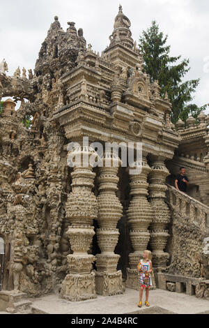 Die jungen Besucher vor dem Eingang zur idealen Palast (Le Palais idéal) entworfen von französischer Briefträger Ferdinand Cheval und von 1876 bis 1912 bauen in Valence, Frankreich. Achtung: Dieses Bild ist ein Teil des Photo Essay von 36 Fotos mit der Ideale Palace (Le Palais idéal). Stockfoto