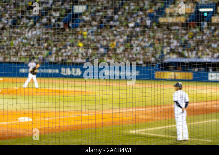 Sicherheitsnetz und verschwommenes Baseball Spiel in Japan auf dem Hintergrund. Stockfoto