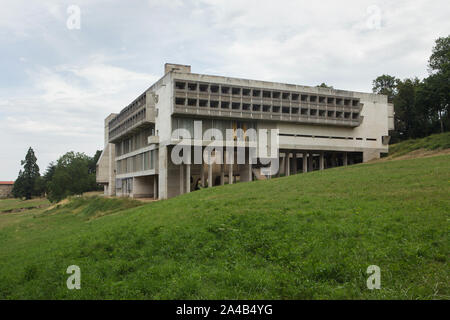 Kloster von Sainte Marie de la Tourette entworfen von Schweizer modernistischen Architekten Le Corbusier (1959) in Éveux in der Nähe von Lyon, Frankreich. Stockfoto