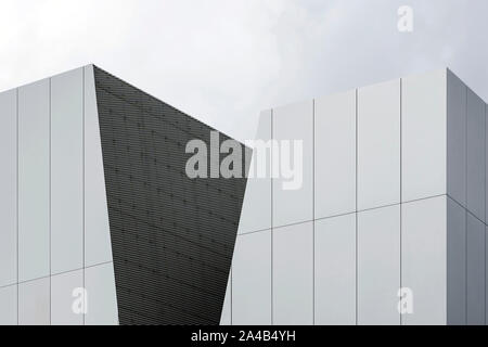 TOKYO, JAPAN - 8. Oktober 2018. Die sumida Hokusai Museum von SANAA. Aluminium Verkleidungs- und Expanded Metal Mesh Panels. Einfach Grau Silber Schnitt Fassade. Stockfoto