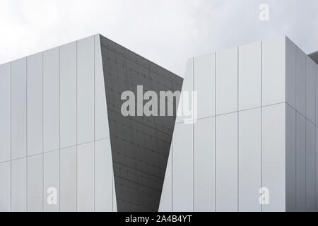 TOKYO, JAPAN - 8. Oktober 2018. Die sumida Hokusai Museum von SANAA. Aluminium Verkleidungs- und Expanded Metal Mesh Panels. Moderne Grau Silber Schnitt Fassade. Stockfoto