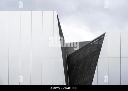 TOKYO, JAPAN - 8. Oktober 2018. Die sumida Hokusai Museum von SANAA. Aluminium Verkleidungs- und Expanded Metal Mesh Panels. Moderne Grau Silber Schnitt Fassade. Stockfoto