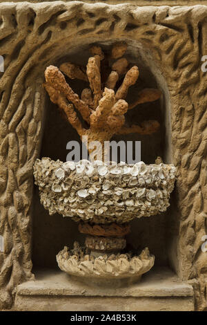 Detail der Westfassade der Ideale Palast (Le Palais idéal) entworfen von französischer Briefträger Ferdinand Cheval bauen und von 1876 bis 1912 in Valence, Frankreich. Achtung: Dieses Bild ist ein Teil des Photo Essay von 36 Fotos mit der Ideale Palace (Le Palais idéal). Stockfoto