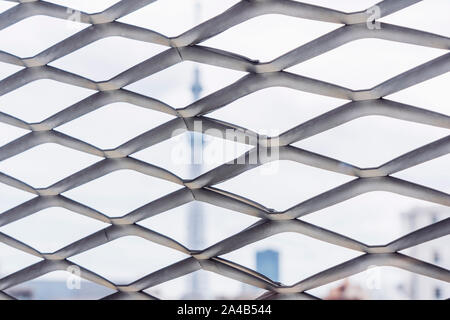 Nahaufnahme der Expanded Metal Mesh Panels und verschwommenen Hintergrund. Stockfoto