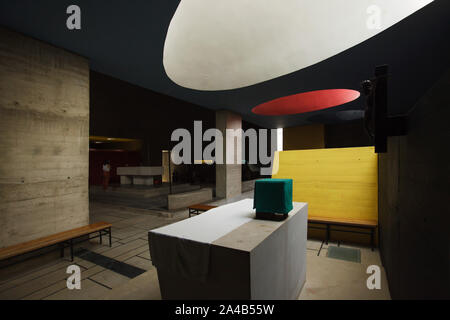 Hochaltar dargestellt von der Seite Altar in der Klosterkirche des Klosters von Sainte Marie de la Tourette entworfen von Schweizer modernistischen Architekten Le Corbusier (1959) in Éveux in der Nähe von Lyon, Frankreich. Stockfoto