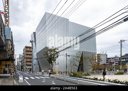 TOKYO, JAPAN - 8. Oktober 2018. Die sumida Hokusai Museum von SANAA. Modernes Gebäude auf die Wohnstraße. Stockfoto