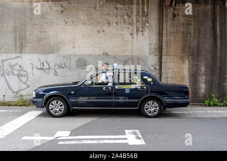 TOKYO, JAPAN - 8. Oktober 2018. Schwarz Retro japanischen Taxi Autos. Taxifahrer wartet auf Fahrgäste. Die Gap ist in eine kurze Pause. Stockfoto