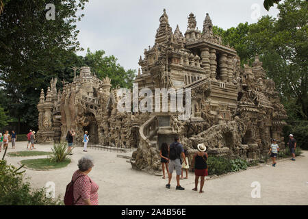 Besucher vor der Ideale Palace (Le Palais idéal) entworfen von französischer Briefträger Ferdinand Cheval und von 1876 bis 1912 bauen in Valence, Frankreich. Achtung: Dieses Bild ist ein Teil des Photo Essay von 36 Fotos mit der Ideale Palace (Le Palais idéal). Stockfoto