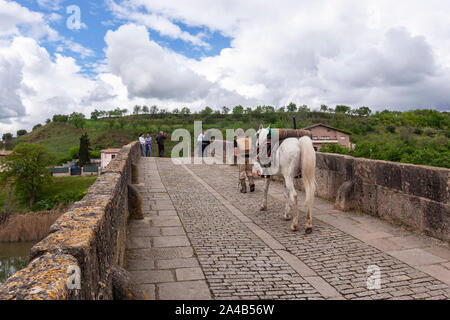 Pferd Reiter Pilger nach Santiago, die die Römische Brücke über den Arga in Puente la Reina, Navarra, Spanien Stockfoto