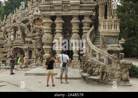 Besucher vor dem Eingang zur idealen Palast (Le Palais idéal) entworfen von französischer Briefträger Ferdinand Cheval und von 1876 bis 1912 bauen in Valence, Frankreich. Achtung: Dieses Bild ist ein Teil des Photo Essay von 36 Fotos mit der Ideale Palace (Le Palais idéal). Stockfoto