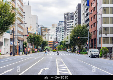 TOKYO, JAPAN - 8. Oktober 2018. Leer Breite Straße in Tokio. Menschen sind überfahrt-Straße. Stockfoto