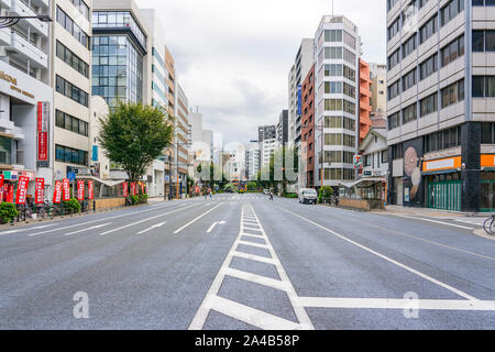 TOKYO, JAPAN - 8. Oktober 2018. Leer Breite Straße in Tokio. Menschen sind überfahrt-Straße. Stockfoto