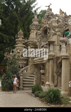 Junge Besucher vor der Westfassade der Ideale Palast (Le Palais idéal) entworfen von französischer Briefträger Ferdinand Cheval und von 1876 bis 1912 bauen in Valence, Frankreich. Achtung: Dieses Bild ist ein Teil des Photo Essay von 36 Fotos mit der Ideale Palace (Le Palais idéal). Stockfoto