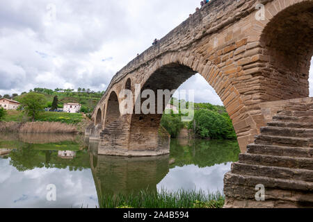 Die römische Brücke über den Arga in Puente la Reina, Navarra, Spanien Stockfoto