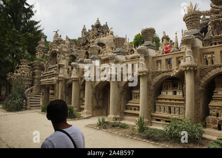 Besucher vor der Westfassade der Ideale Palast (Le Palais idéal) entworfen von französischer Briefträger Ferdinand Cheval bauen und von 1876 bis 1912 in Valence, Frankreich. Achtung: Dieses Bild ist ein Teil des Photo Essay von 36 Fotos mit der Ideale Palace (Le Palais idéal). Stockfoto