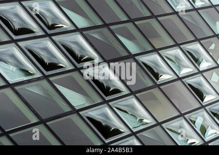 Doppelt gebogen Konvexes Glas Fenster. Klar Glazing Fassade. Die Blasen der Glasscheiben. Stockfoto