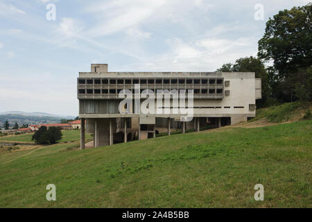 Kloster von Sainte Marie de la Tourette entworfen von Schweizer modernistischen Architekten Le Corbusier (1959) in Éveux in der Nähe von Lyon, Frankreich. Stockfoto