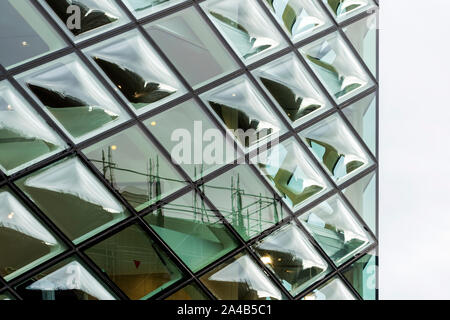 Nahaufnahme Blick auf doppelte Kurve Konvexes Glas Fenster. Klar Glazing Fassade. Die Blasen der Glasscheiben und Reflexion. Stockfoto