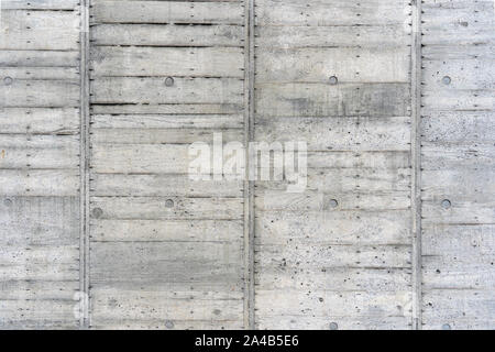 Die Textur der Holzplatte Gehäuse Belag der Betonwand. Spuren des Holzes gegossene Form für Zement Schalung. Stockfoto