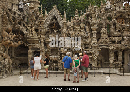 Besucher vor der Ostfassade des idealen Palast (Le Palais idéal) entworfen von französischer Briefträger Ferdinand Cheval und von 1876 bis 1912 bauen in Valence, Frankreich. Achtung: Dieses Bild ist ein Teil des Photo Essay von 36 Fotos mit der Ideale Palace (Le Palais idéal). Stockfoto