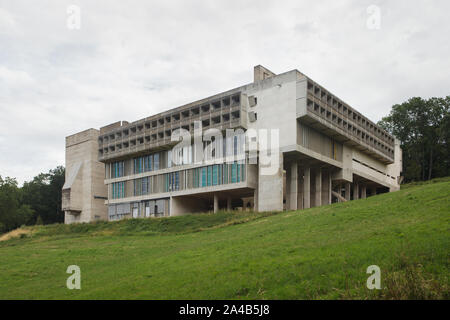 Kloster von Sainte Marie de la Tourette entworfen von Schweizer modernistischen Architekten Le Corbusier (1959) in Éveux in der Nähe von Lyon, Frankreich. Stockfoto