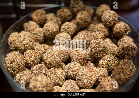 Süße Kugeln, hausgemachten gesunden Dessert mit getrockneten Früchten, Kakao, Sesam und Muttern. Stockfoto