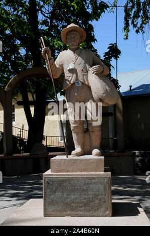 Statue der Pilger (El Peregrino) bei El Santuario De Chimayo in New Mexiko. Viele Wallfahrten sind zu Ehren von El Sant Nino, der Christus Kind getan. Stockfoto