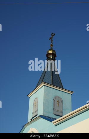 Ländliche Orthodoxe Kirche gegen den blauen Himmel. Stockfoto