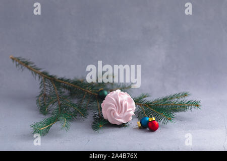 Hausgemachte rosa süße Marshmallow auf Weihnachten tannenbaum Äste, Postkarte, Einladung Konzept Stockfoto