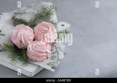 Hausgemachte pink Marshmallow auf der Serviette mit Weihnachten tannenbaum Äste, Postkarte, Einladung Konzept Stockfoto