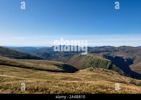 Mit Blick auf den alten Mann von Coniston Fells von Birk Seite, auf der unteren Flanken Helvellyn, in der Nähe der Thirlmere, Lake District, Cumbria Stockfoto