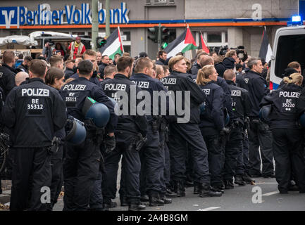 Viele Polizisten und Polizei Autos am Protest gegen die türkische Politik und Offensive im Norden Syrien/Kurdistan, kurdische und YPG Flaggen im Hintergrund Stockfoto