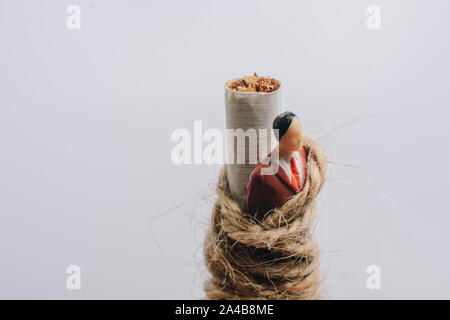 Man Figur zu einer Zigarette als anti rauchen Konzept gebunden Stockfoto